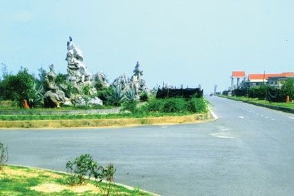 Khu du lịch sinh thái Thiên Đàng nằm trên bờ biển thuộc xã Bình Thạnh (Bình Sơn).