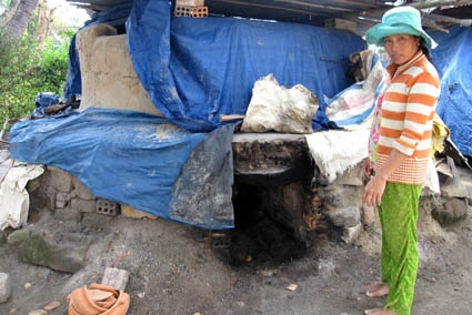 Chị Mai Thị Hồng Chuyện bên chiếc lò nung hơn 1 tháng mới nổi lửa.