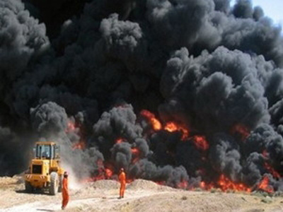 Một vụ nổ đường ống dẫn dầu ở Iraq. Ảnh: AP