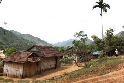 Nhiều ngôi nhà của người dân thôn Tây, xã Trà Thọ có nguy cơ bị ngập trong nước nếu chậm di dời.