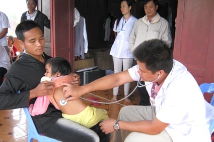 Bác sị Trung tâm Y tế huyện Ba Tơ khám, tư vấn cách chăm sóc sức khoẻ cho người dân xã Ba Xa.