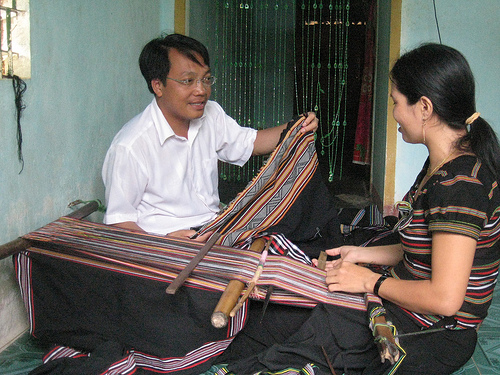 Ngày càng nhiều gia đình ở làng Teng tham gia vào dệt thổ cẩm.