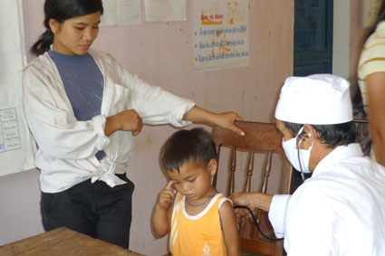 Bác sĩ Trạm y tế xã khám, chữa bệnh cho trẻ em ở Ba Tơ.