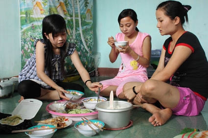 Cùng nhau góp gạo nấu cơm chung là cách nhiều bạn sinh viên lựa chọn để tiết kiệm chi phí.