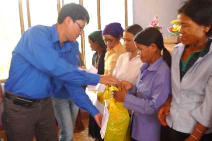 Lãnh đạo Đoàn TN Vietcombank Quảng Ngãi tặng quà cho gia đình chính sách xã Ba Nam (Ba Tơ).
