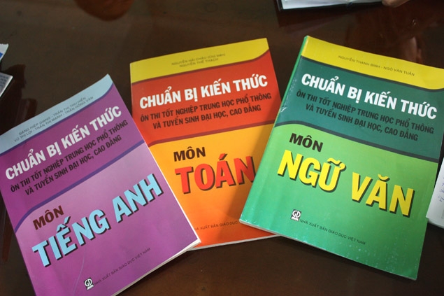  Những cuốn sách hướng dẫn ôn thi tốt nghiệp THPT năm 2011 của NXB giáo dục Việt Nam. 