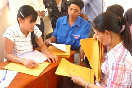 Thanh niên Sơn Linh nộp hồ sơ, phỏng vấn xuất khẩu lao động tại sàn giao dịch việc làm.