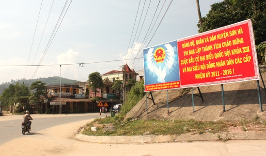  Nhiều pano cổ động được huyện Sơn Hà treo ở những vị trí thuận lợi để tuyên truyền vận động người dân tham gia bầu cử.        Ảnh: BS