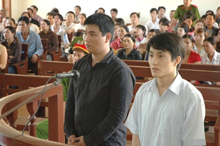  Võ Thành Tâm và Tôn Long Cường tại phiên tòa.