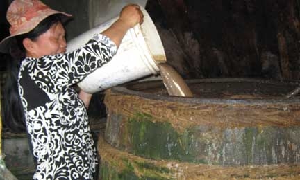 Sang chiết nước mắm tại cơ sở sản xuất của bà Nhơn.