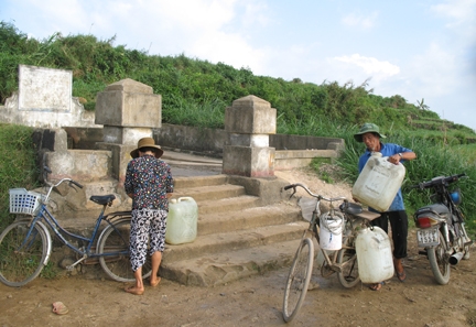 Thiếu nước sinh hoạt nên người dân Lý Sơn phải lấy nước tử giếng Vua đem về dùng. Ảnh: P.Danh