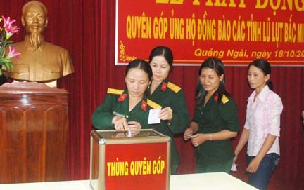 Chi hội Phụ nữ Phòng Tham mưu-Chính trị tham gia ủng hộ nhân dân miền Trung bị lũ lụt