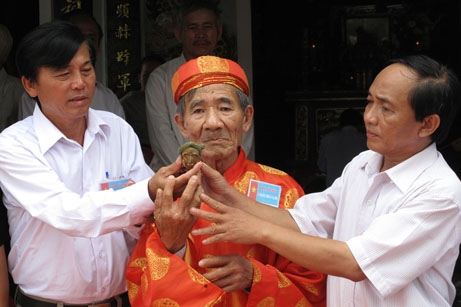 Ông Nguyễn Đăng Vũ – giám đốc Sở VHTTDL Quảng Ngãi trao bức tượng cho BQL di tích Điện Trường Bà.