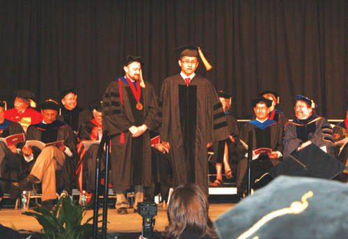 Lâm Duy Việt (đứng, bên phải) tại buổi lễ nhận bằng tiến sĩ ở ĐH Carnegie Mellon -  Ảnh do nhân vật cung cấp