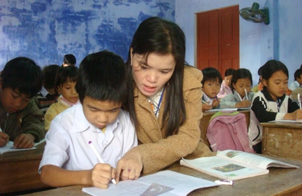 Nhân viên dự án MLHT NKT đang hỗ trợ dạy kèm cho người khuyết tật tại huyện Sơn Tịnh.