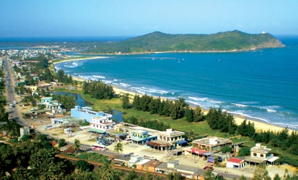 Bãi biển Sa Huỳnh là nơi thu hút nhiều khách du lịch trong và ngoài nước. 