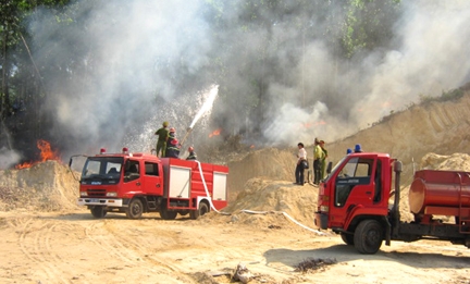 Ngành kiểm lâm diễn tập PCCCR để nâng cao nghiệp vụ phòng cháy chữa cháy rừng.