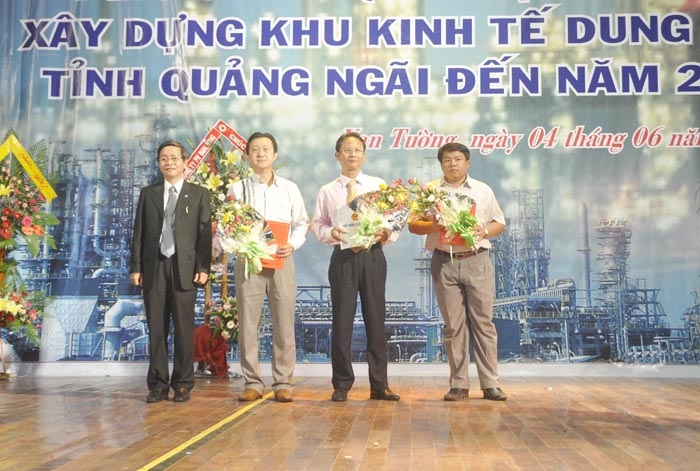 Ông Phạm Như Sô-Trường BQL KKT Dung Quất trao giấy chứng nhận đầu tư cho các doanh nghiệp.