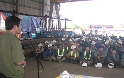 Lực lượng an ninh kinh tế tuyên truyền cho kỹ sư, công nhân đang làm việc tại KKT Dung Quất về công tác giữ gìn ANTT.      