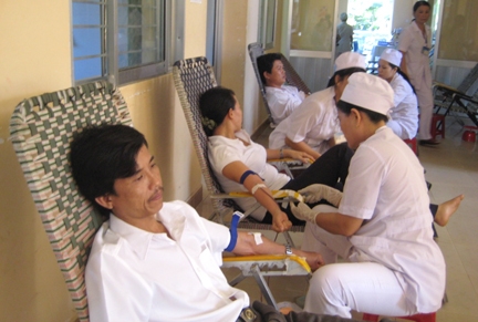Hiến máu nhân đạo ở Trung tâm y tế huyện Trà Bồng.