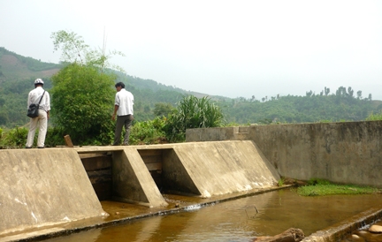 Tuyến kênh thủy lợi Đồng Riêng (Thanh An) giúp cho SX vụ mùa không còn thiếu nước tưới.