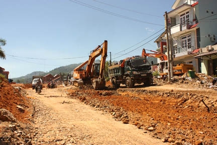 Sau 4 tháng triển khai, nhưng đến nay các đơn vị thi công đường trung tâm thị trấn Trà Xuân mới hoàn thành 40% khối lượng công việc.