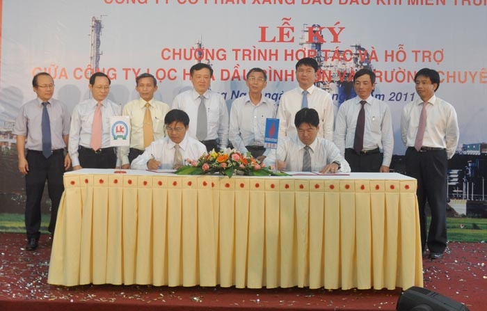 Lễ ký kết giữa Công ty lọc hóa dầu Bình Sơn và Trường THPT Chuyên Lê Khiết.