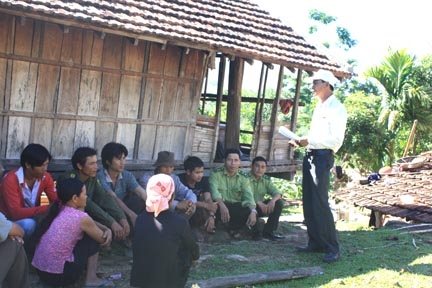 Cán bộ xã phối hợp với kiểm lâm huyện Sơn Hà tập huấn cách PCCCR cho người dân. 