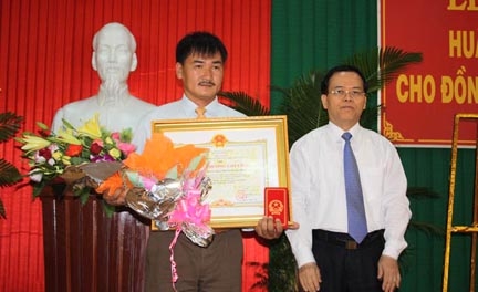 Thay mặt Đảng, Nhà nước, đồng chí Ngô Văn Dụ trao tặng Huân chương Sao Vàng cho đại diện gia đình đồng chí Trương Quang Giao.