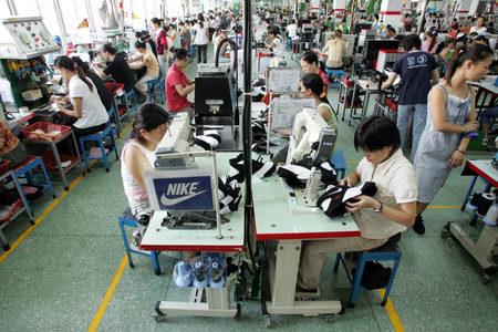 Trong một nhà máy sản xuất giày Nike ở Việt Nam - Ảnh: Want China Times/CFP.