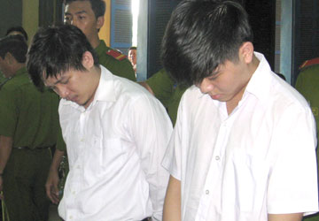 Bị cáo Nhân và Sang (bên phải) cúi đầu nhận án tử hình mà tòa tuyên phạt. Ảnh: HY