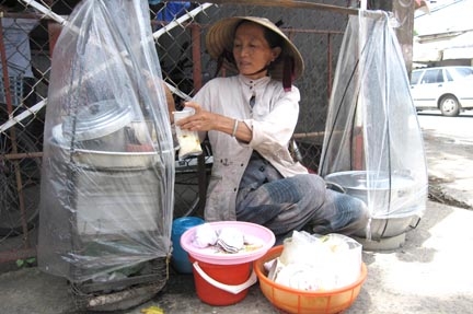 Bà Thới Thị Thu Dung với gánh tàu hủ nuôi các con ăn học.