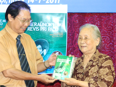 Ông Nguyễn Văn Lợi trao cuốn "Nhật ký Đặng Thùy Trâm" bản Quốc tế ngữ cho bà Doãn Ngọc Trâm, mẹ của nữ liệt sĩ. Ảnh: Phan Lê