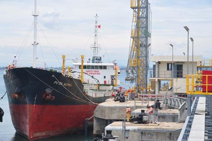 Tàu cập cảng xua71t sản phẩm Nhà máy lọc dầu Dung Quất.