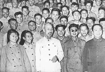 Chủ tịch Hồ Chí Minh chụp ảnh với đại biểu quân đội, thương binh và quân nhân phục viên sau buổi gặp tại Phủ Chủ tịch, 29/1/1957