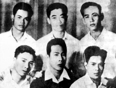 6 chiến sĩ trên chuyến tàu vượt biển làm nhiệm vụ trinh sát mở đường tháng 2-1962 (Lê Hà đứng giữa, hàng sau). Ảnh chụp lại