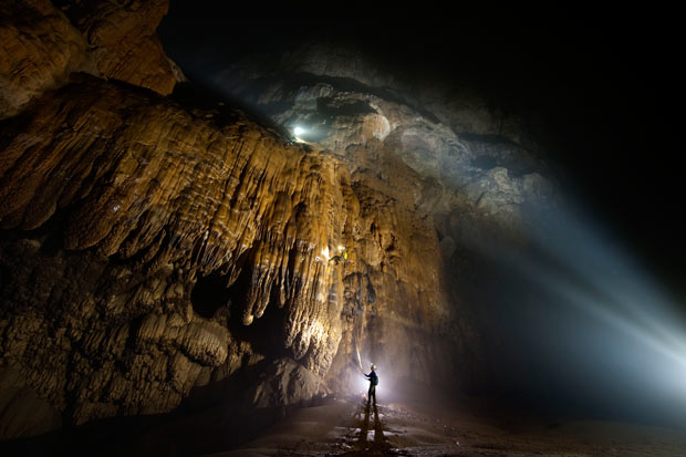 Khó khăn nhất cho đoàn thám hiểm là tìm đường đi trong cái hang khổng lồ