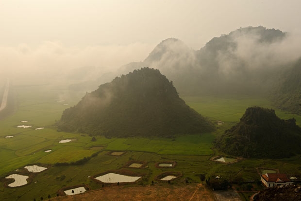 Sương giăng quanh đồi tại công viên quốc gia Phong Nha-Ke Bang