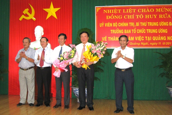 Các Phó Bí thư Tỉnh ủy tặng hoa chúc mừng đồng chí Nguyễn Hòa Bình và Võ Văn Thưởng.