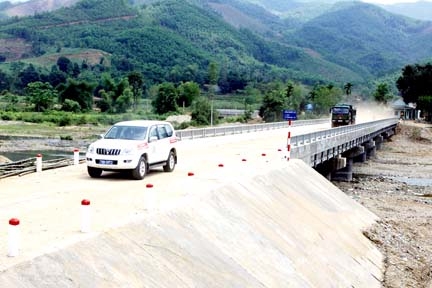 Đường giao thông nông thôn ở huyện miền núi được đầu tư xây dựng góp phần phát triển kinh tế - xã hội. Ảnh: thanh long