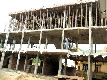   Công trình xây dựng phòng học ở Trường THPT số 1 Nghĩa Hành xây dựng dở dang. 