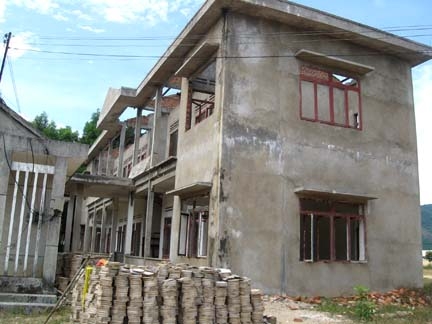 Khu nhà hiệu bộ ở Trường THCS-Dân tộc nội trú Ba Tơ bị bỏ hoang.