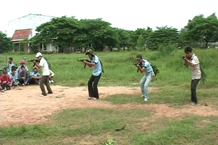 Học sinh tại Ba Tơ trong giờ huấn luyện bắn súng AK bài 1. 