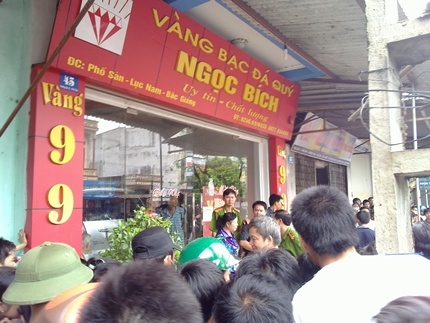 Tiệm vàng có án mạng. 