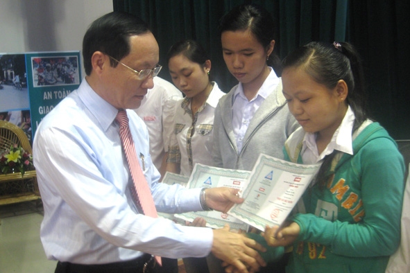 Phó Bí thư Tỉnh ủy Phạm Minh Toản trao học  bổng cho các tân sinh viên.