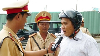 Kiểm tra nồng độ cồn đối với người điều khiển phương tiện tham gia giao thông - Ảnh: Chinhphu.vn