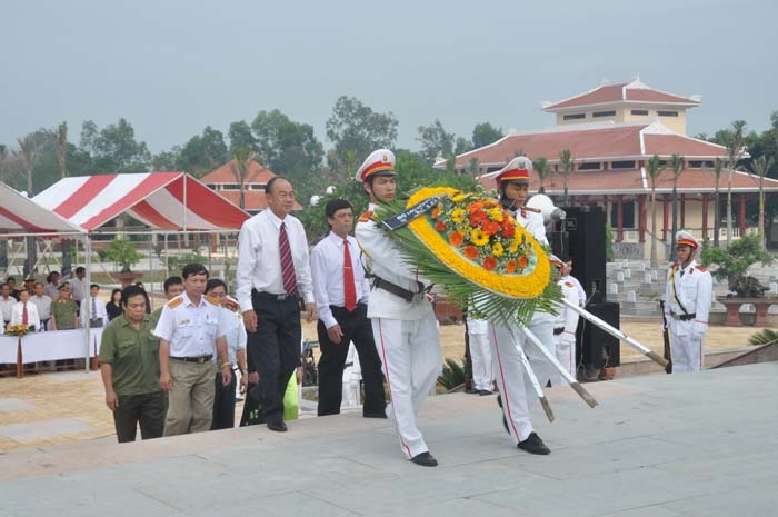 Đoàn của Bộ LĐ-TB&XH đặt vòng hoa viếng Nghĩa trang Liệt sĩ Quảng Ngãi