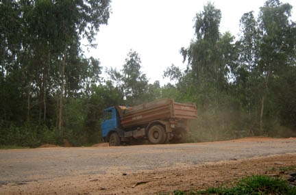  Mặc dù bị đình chỉ khai thác, nhưng hàng ngày vẫn có hàng chục xe tải ra vào khu vực núi Lệ Thủy để chở đất.