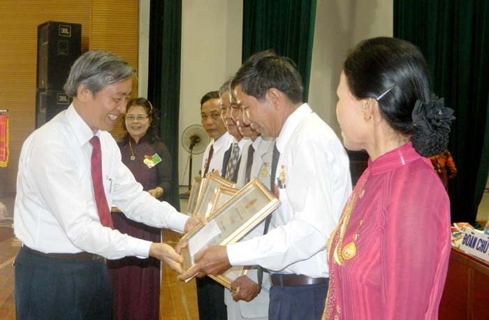 Đồng chí Lê Quang Thích-Phó Chủ tịch UBND tỉnh trao bằng khen cho các tập thể, cá nhân.