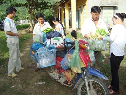 “Chợ di động” lên vùng cao Sơn Ba (Sơn Hà) phục vụ nhu cầu tiêu dùng của người dân.